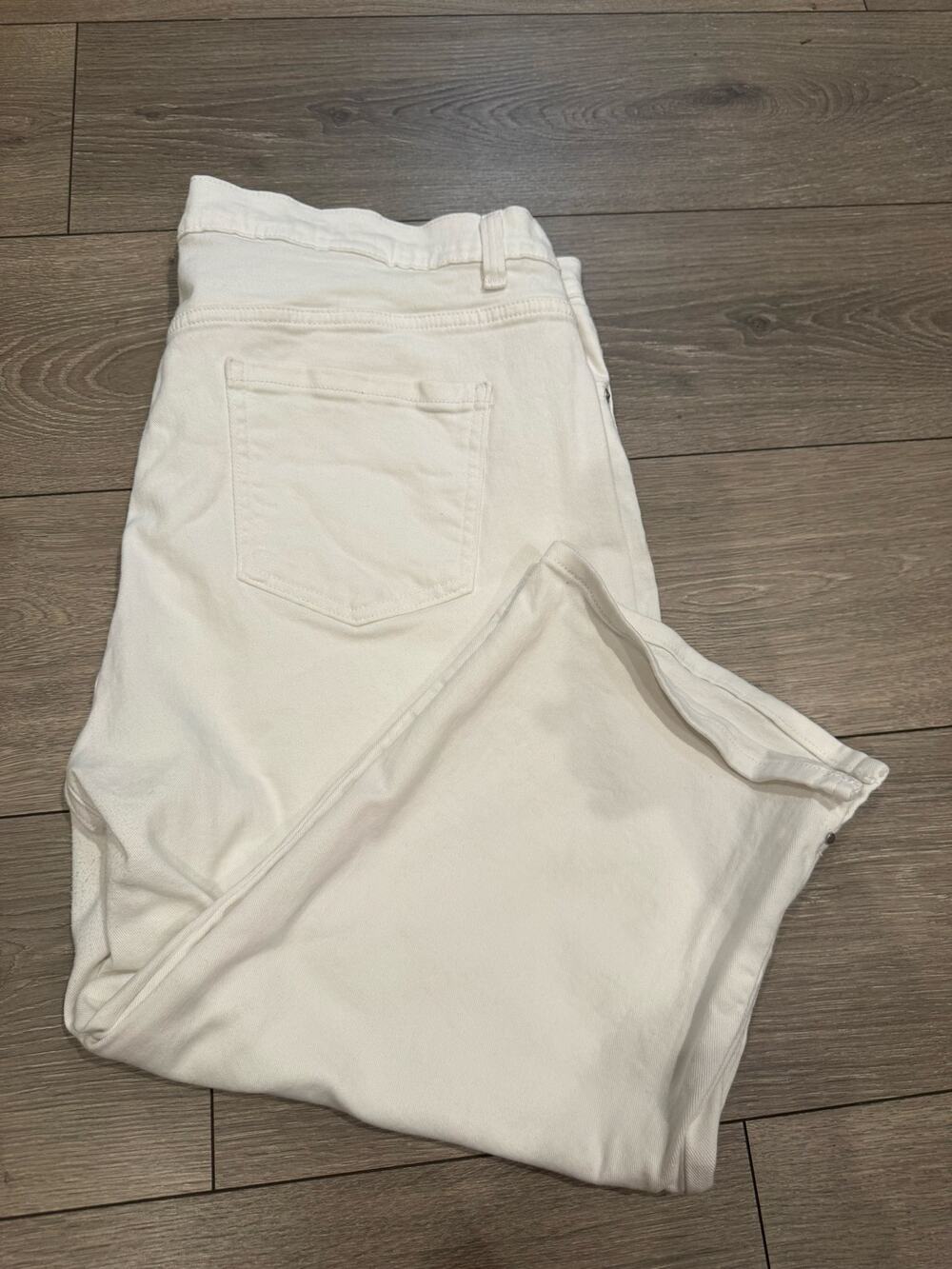 Gloria Vanderbilt All Around Slimming Effect White Capris – Size 20W